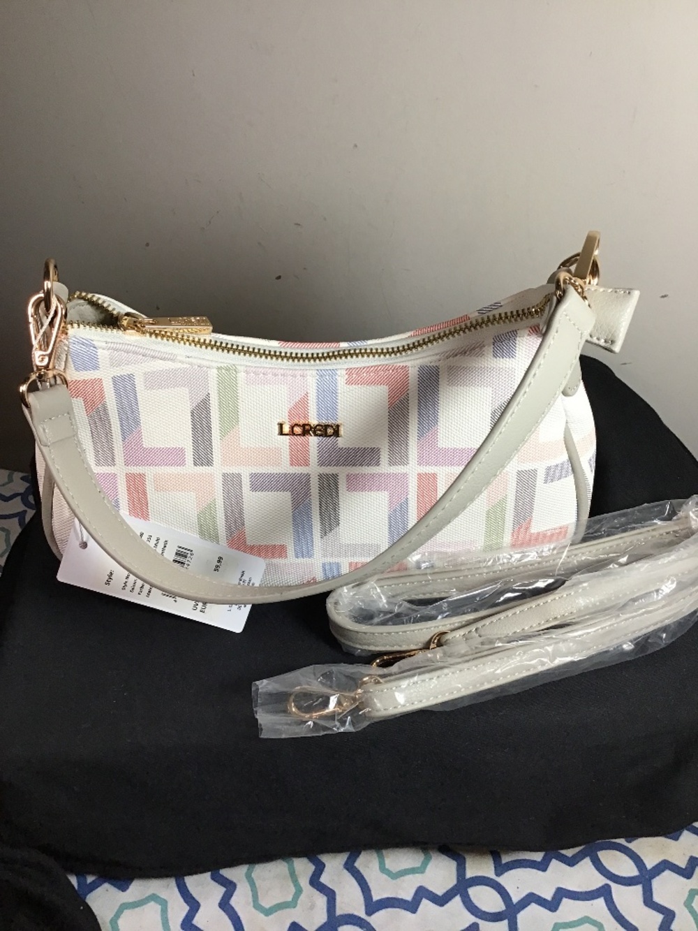 🔥🦋NWT, L. CREDI, has a shoulder strap that is at least 33 inches long, 🔥🦋